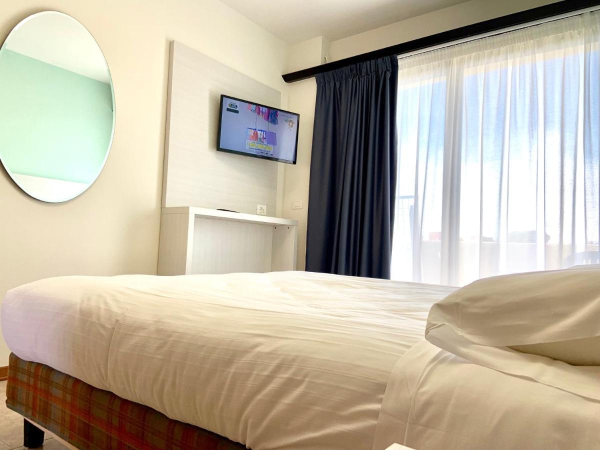 Suites Marilia Apartments Pool Side - Suite Livorno Holiday Home Group Екстер'єр фото